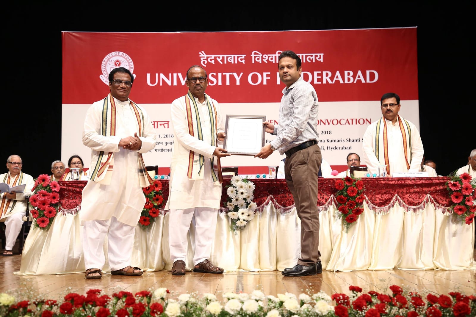 Alok Singh receiving the Chancellor’s Award