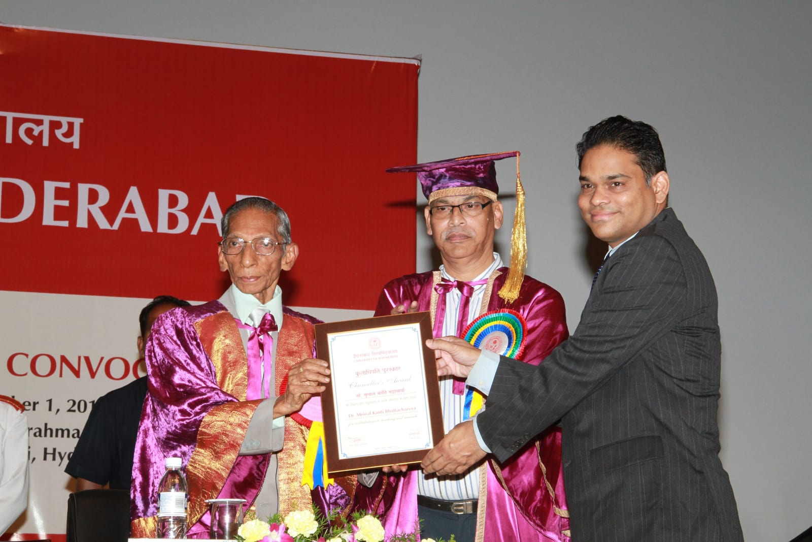 Mrinal Kanti Bhattacharyya receiving the Chancellor’s Award
